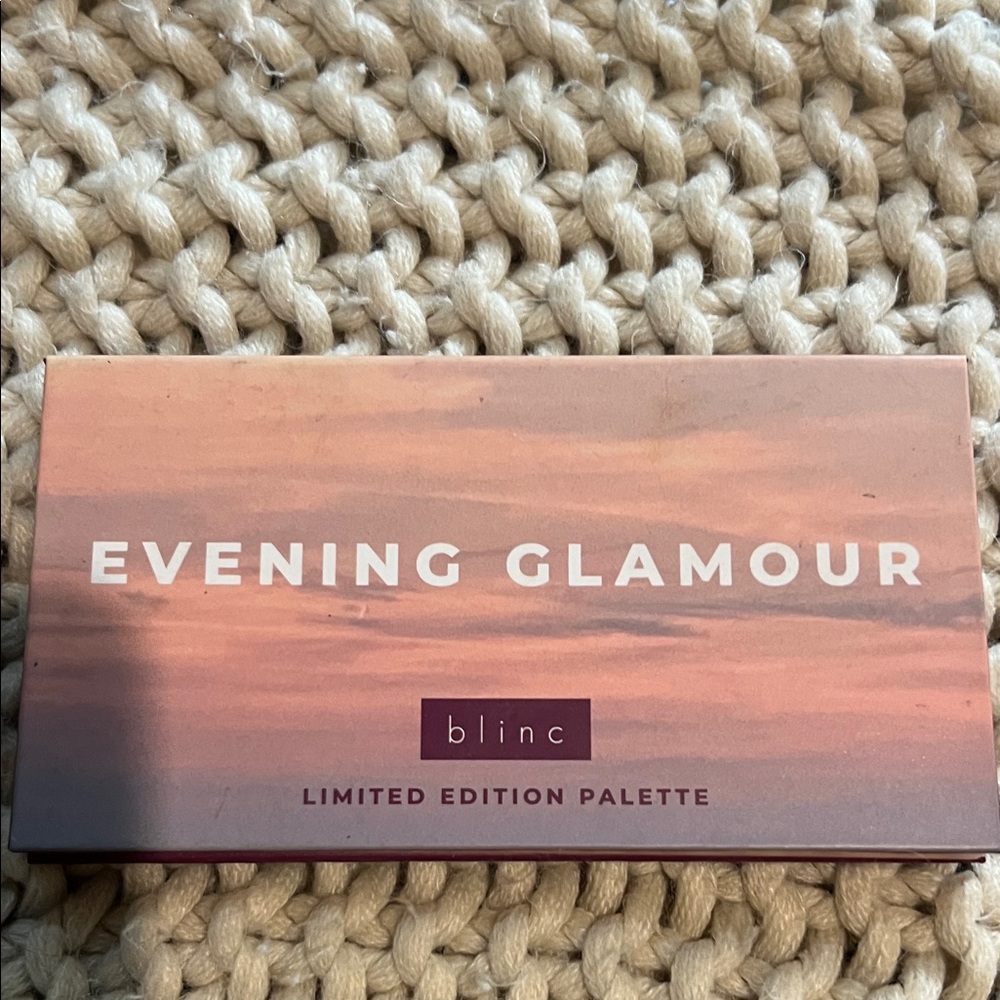 Chic Eyeshadow Palette with Rich Hues